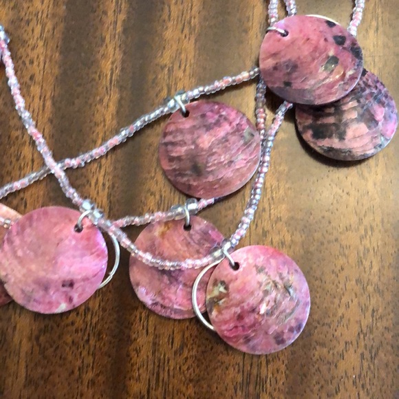 Pink shell reversible necklace and earrings set - Picture 4 of 12